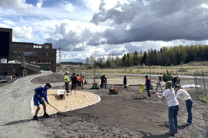 Elever som skal begynne på Magasinparken ungdomsskole til høsten var med på planting. Foto: Nordre Follo kommune